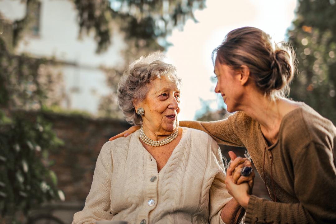Une aidante partageant un moment avec une personne âgée